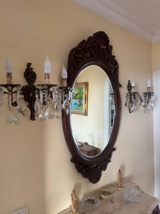 Consola, espejo y lámparas de pared