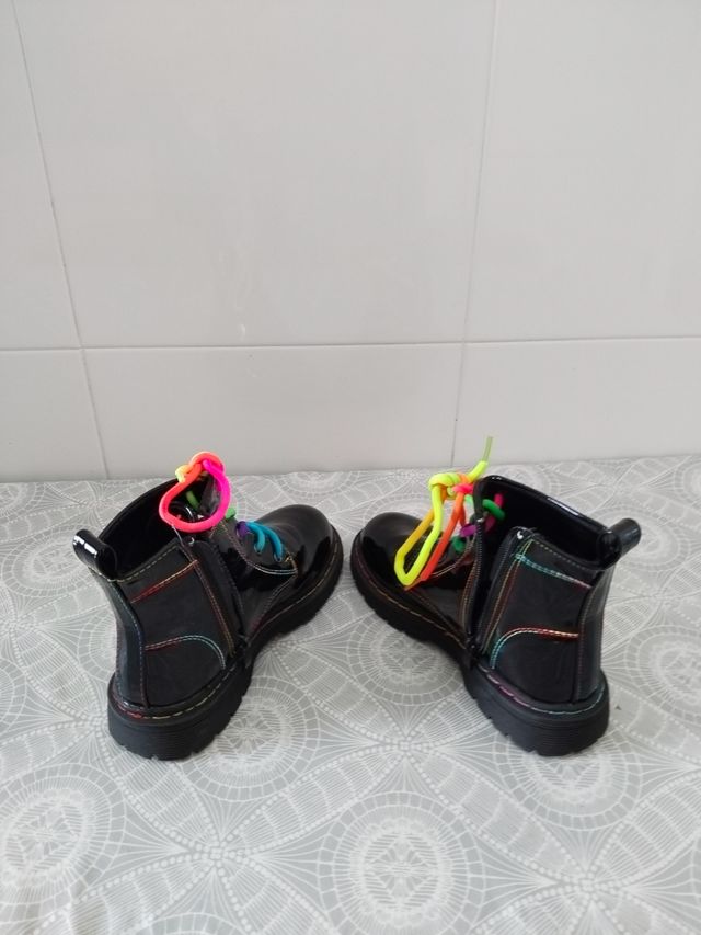 Botas niña negras y cordones multicolor. Talla 32