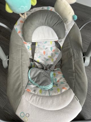 Columpio de bebé con juguetes