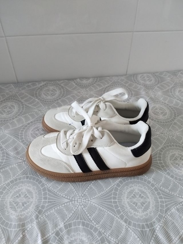 Zapatillas niño blancas y grises