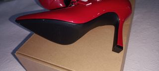 Tacones rojos de ocasión con tiras y hebillas