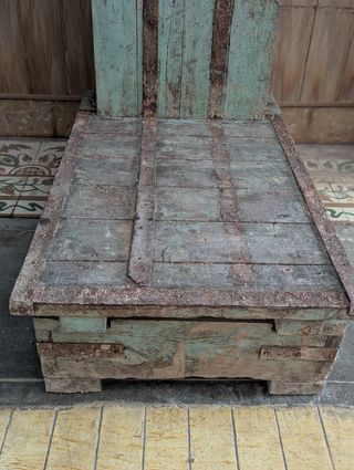 Báscula antigua de madera y metal