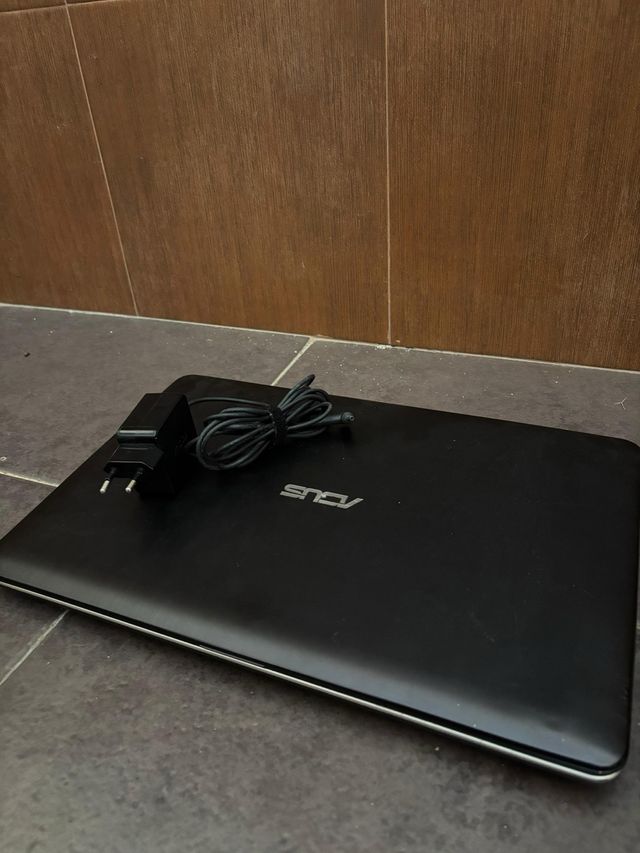 Asus A541S / 15,6″ – portátil básico.