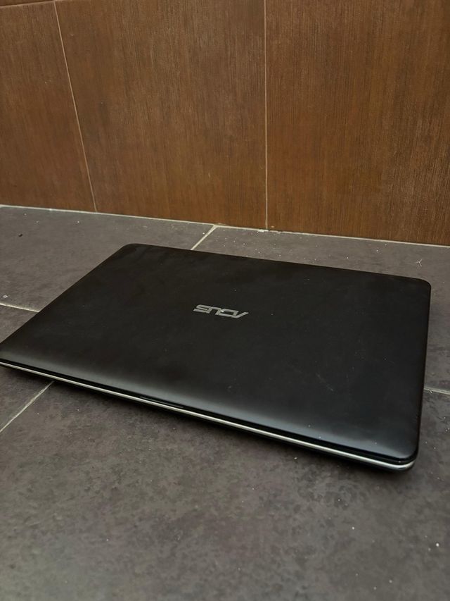 Asus A541S / 15,6″ – portátil básico.