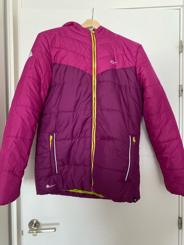 Abrigo acolchado morado y amarillo