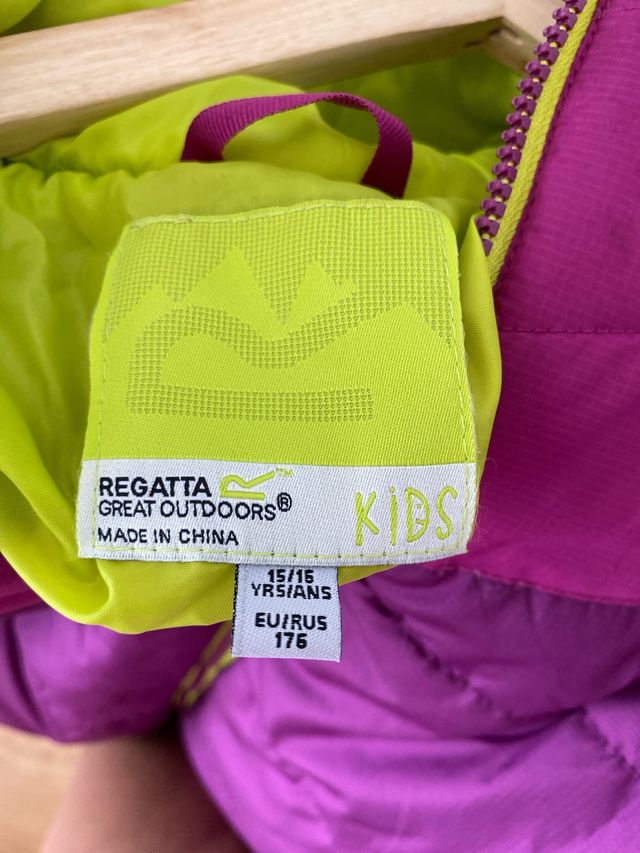 Abrigo acolchado morado y amarillo