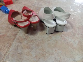 Sandalias rojas y blancas