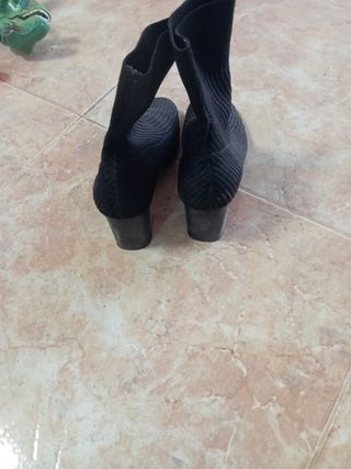 Sandalias rojas y blancas
