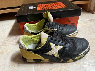 Zapatillas Munich Talla 36 Negro/Amarillo. Bambas.