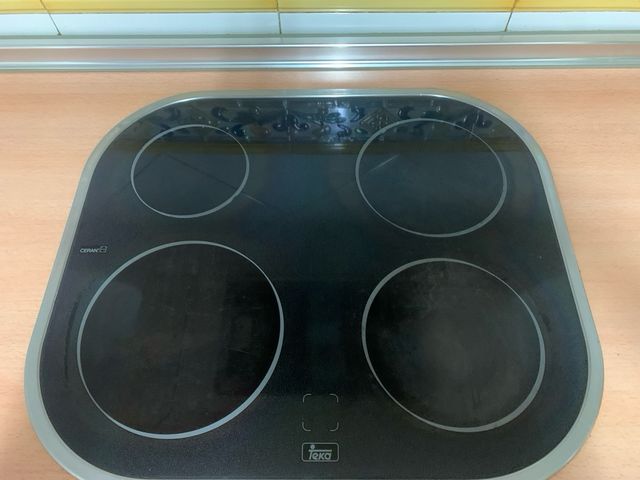 Placa vitro Teka funcionan dos fuegos delanteros