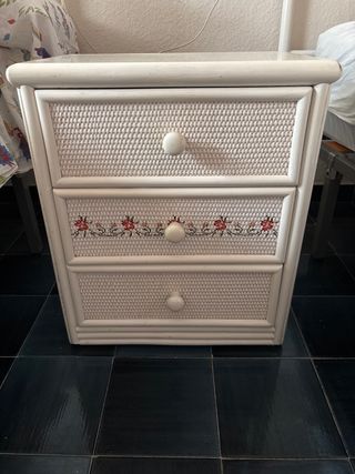 Comodino in vimini bianco