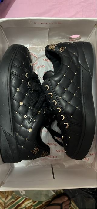 Zapatos Guess Negros Acolchados con Tachuelas