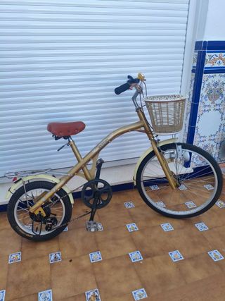Bicicleta Vintage Dorada con Cesta