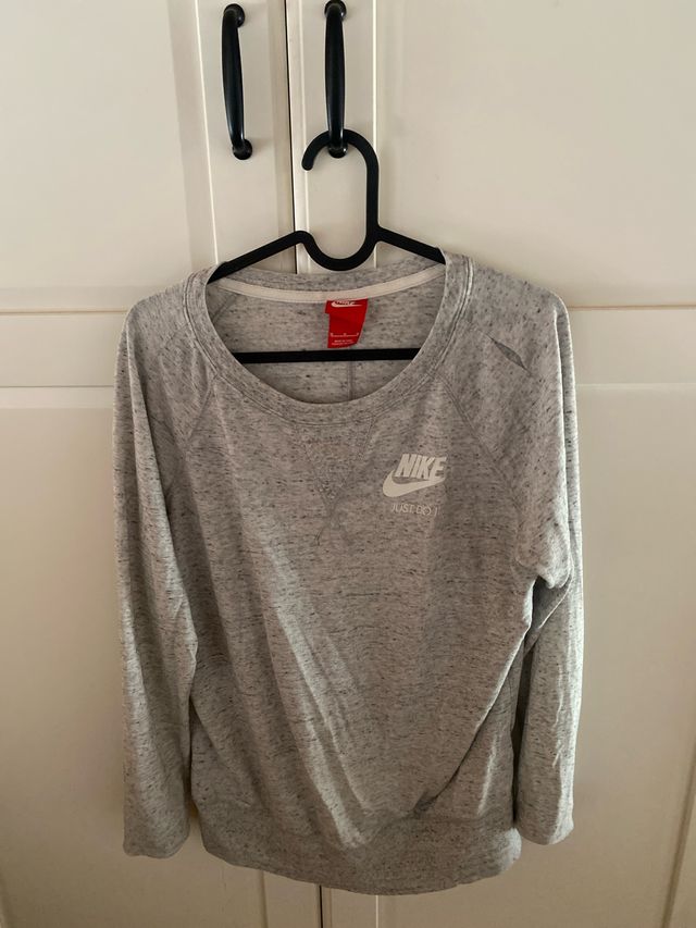 Camiseta Nike gris