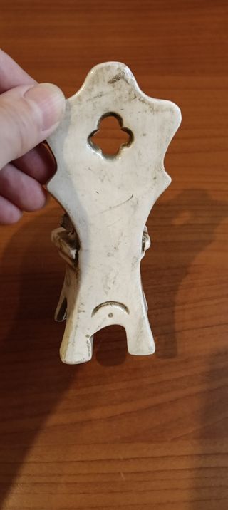 Piccola sedia decorativa in porcellana