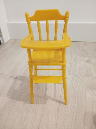 Silla de muñeca antigua amarilla