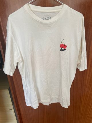 Camiseta Pull&Bear con diseño de cerezas Talla M
