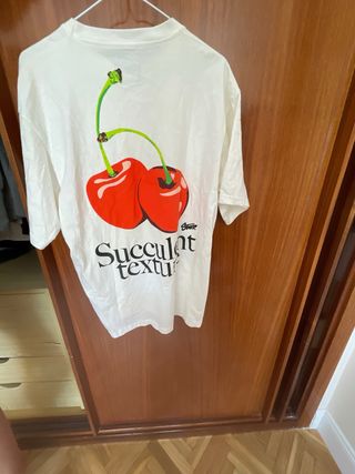 Camiseta Pull&Bear con diseño de cerezas Talla M