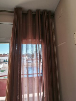 Cortina marrón transparente de tela, con barra .