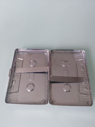 Estuche plateado con diseño de casete