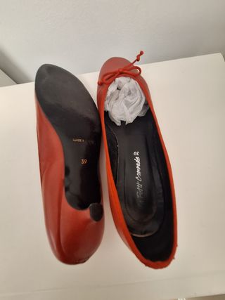 Zapatos rojos de tacón bajo