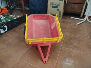 Remolque infantil rojo con vallas amarillas
