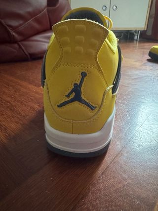 Air Jordan 4 Retro Amarillo 