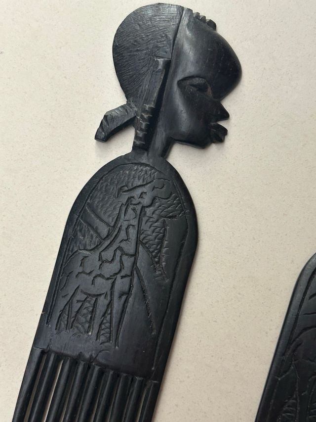 Coppia decorazioni africane in legno intagliato