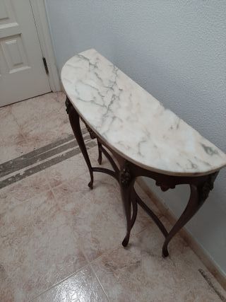 Mesa de mármol y madera