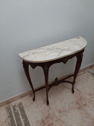 Mesa de mármol y madera