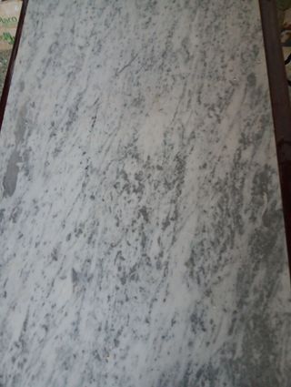Mesa antigua de mármol y madera