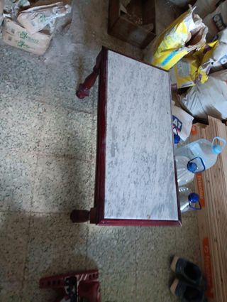 Mesa antigua de mármol y madera