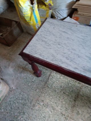 Mesa antigua de mármol y madera
