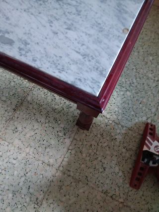 Mesa antigua de mármol y madera