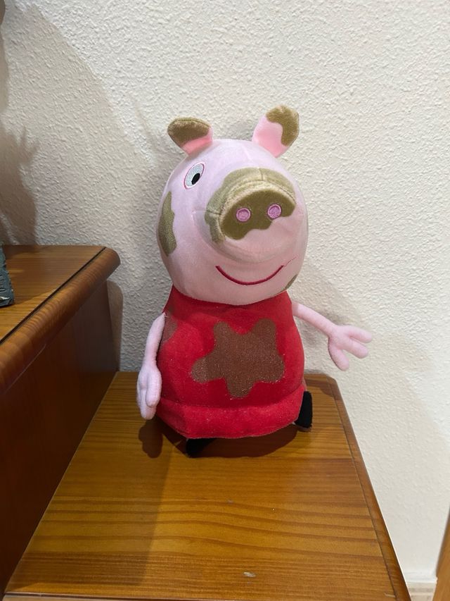 Peluche Peppa Pig con manchas de barro