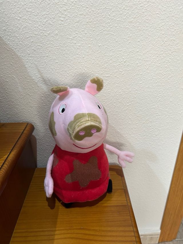 Peluche Peppa Pig con manchas de barro