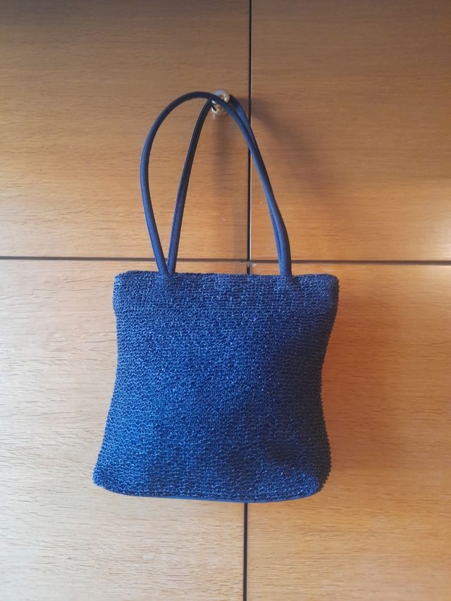 Bolso negro , mediano tela tipo rafia elegante.