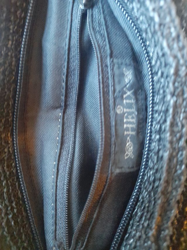 Bolso negro , mediano tela tipo rafia elegante.