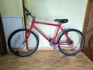 Bicicleta de montaña roja