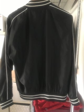 Chaqueta Bomber Negra con Rayas Blancas