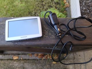 GPS TomTom con cargador de coche