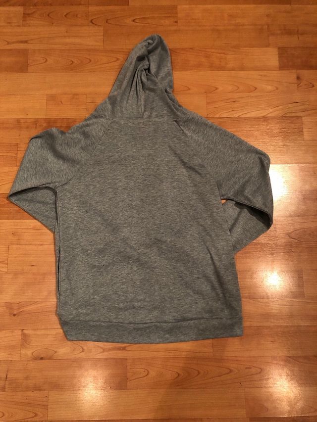 Sudadera gris con capucha para niña