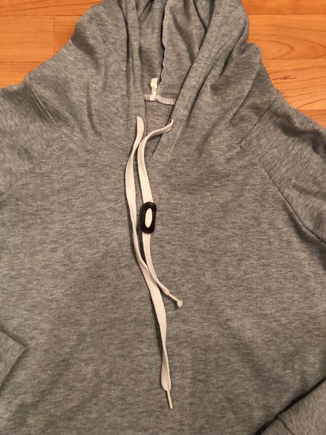 Sudadera gris con capucha para niña