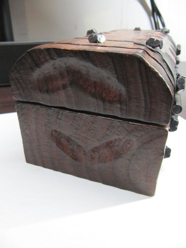 Baúl joyero de madera y metal