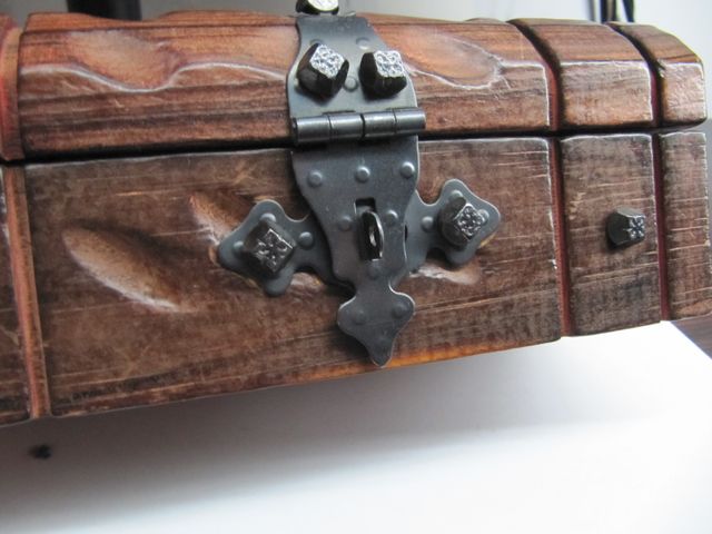 Baúl joyero de madera y metal