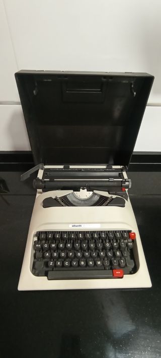 Máquina de escribir Olivetti Lettera 12