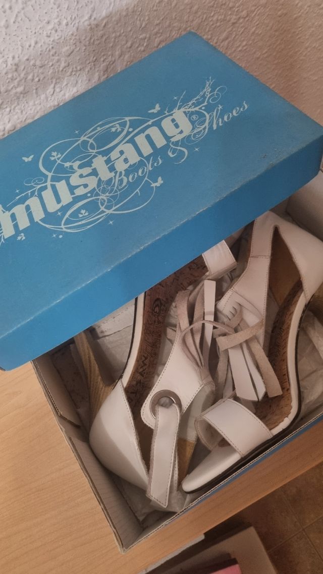Sandalias blancas Mustang