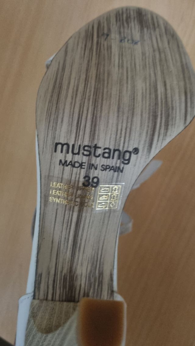 Sandalias blancas Mustang