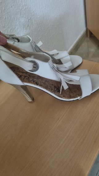 Sandalias blancas Mustang