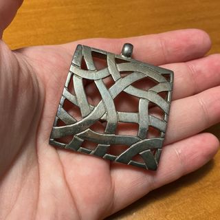 Colgante con diseño entrelazado plata